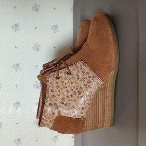 TOMS 🐦 Desert Wedge Bootie 🏜️ Suede and Printed Floral Leather